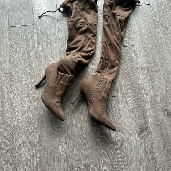 Suede knee high boots. size 9 in good condition - Picture 4 of 4